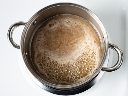 Le sucre qui mijote dans une casserole sur une cuisinière