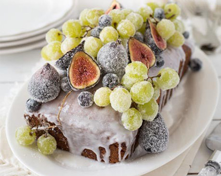 Gâteau à l'eau de rose, fruits givrés et glaçage au yogourt