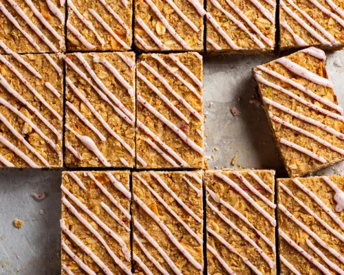 Barres avoine et pommes avec coulis citron-sumac découpées sur une plaque à pâtisserie