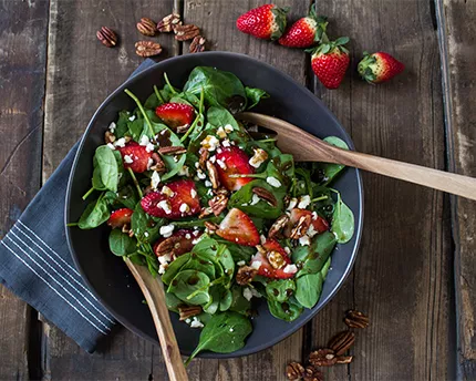 Salade d'épinards et fraise avec vinaigrette balsamique