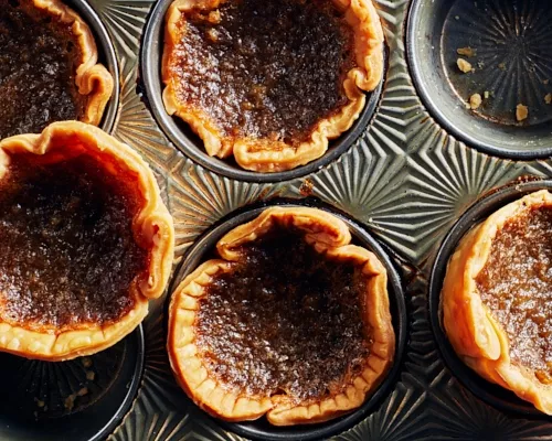 Tartelettes au beurre classiques dans un moule à muffins