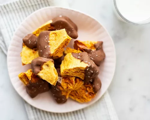 Tire-éponge trempée dans le chocolat avec un verre de lait