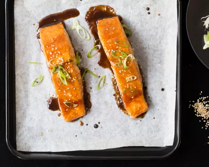 Saumon à l'asiatique avec peau croustillante