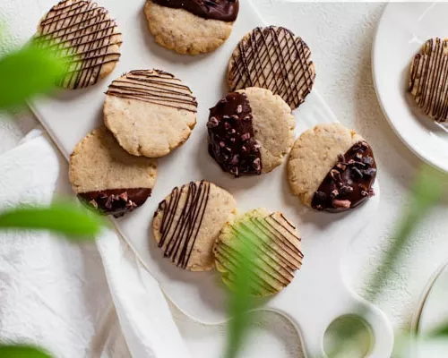 Biscuits au sucre trempés dans du chocolat