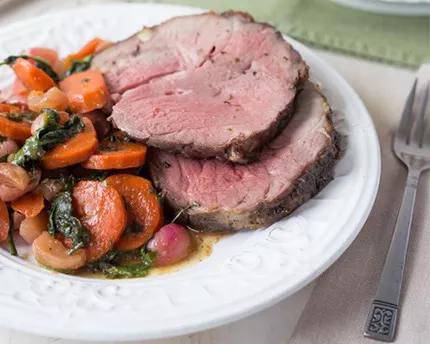 Gigot d'agneau à la menthe avec légumes glacés