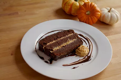 Gâteau chocolat et citrouille avec crème fouettée à la citrouille et ganache