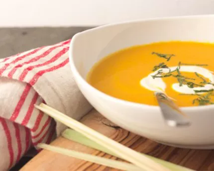 Soupe aux carottes, noix de coco et cari