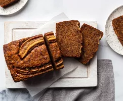 Pain aux bananes coupé sur une planche en bois