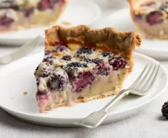 Tarte aux mûres et à la crème pâtissière