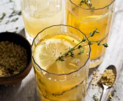 Vue plongeante d’un verre de limonade garni de thym