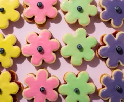 Rangées de biscuits glacés colorés en forme de fleurs
