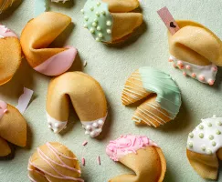 Biscuits chinois trempés dans du glaçage et décorés de confettis