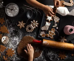 Assortiment de biscuits au pain d’épice à l’emporte-pièce sur une grille de refroidissement sur le comptoir, avec plaque contena