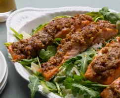 Salade de rubans d’asperges avec saumon en croûte 