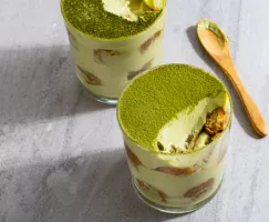 Deux verrines de tiramisu saupoudré de poudre de thé matcha