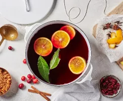 Une tasse de vin chaud garnie d’un givrage de cassonade, d’un bâton de cannelle, d’anis étoilé et de romarin