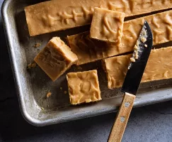 Sucre à la crème sur un moule à pâtisserie, coupé en morceaux