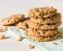 Biscuits à l’avoine et beurre d’arachide dans un bol