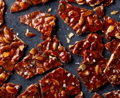 Morceaux de croquant aux graines de citrouille sur un fond sombre