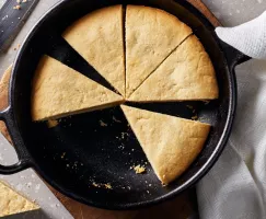 Biscuit au sucre coupé en morceaux dans une poêle