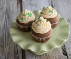 Cupcakes à la stout et glaçage à la crème irlandaise