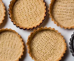 Croûtes à tartelettes à la noix de coco grillée sans garniture