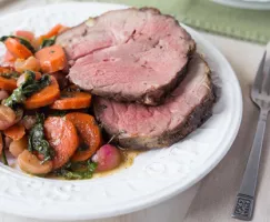 Gigot d'agneau à la menthe avec légumes glacés