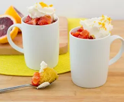 Gâteau sans gluten aux agrumes dans une tasse