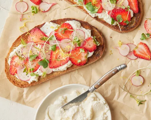 Toasts printaniers, tartinade de ricotta fouettée à la cassonade