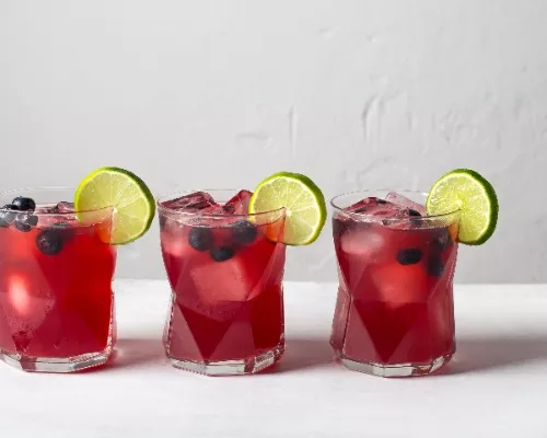 Cocktail à la bière et aux bleuets