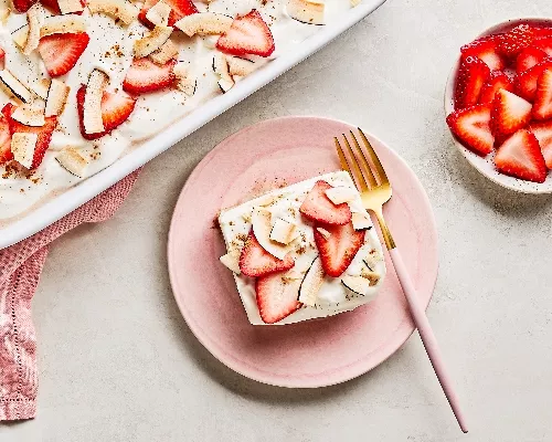 Gâteau tres leches aux fraises et à la noix de coco