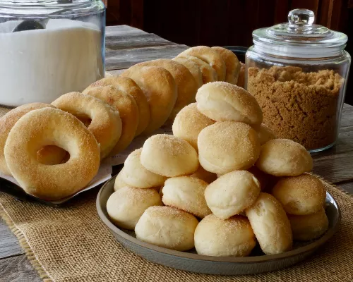 Beignes et trous de beigne à la cannelle cuits au four