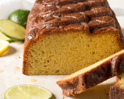 Gâteau quatre-quarts aux agrumes, glaçage au sirop à la lime