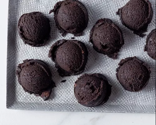 Pâte à biscuits à manger crue («morceaux de charbon»)