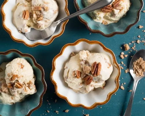 Crème glacée à l’érable et pacanes pralinées