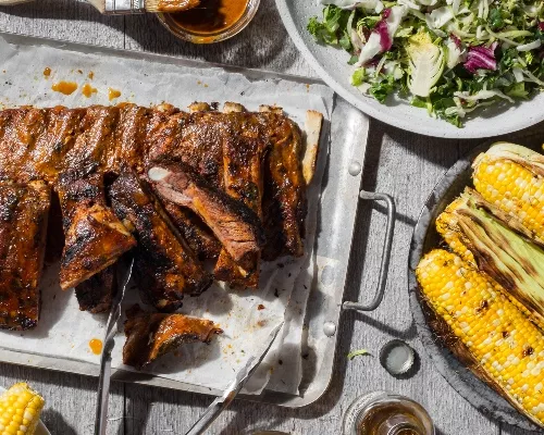 Côtes levées BBQ, sauce à la moutarde fumée