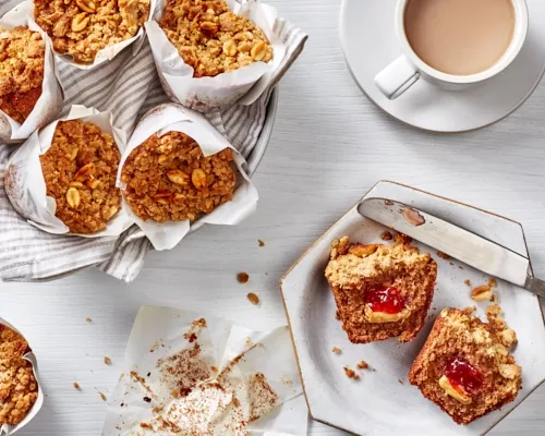 Muffins véganes beurre d’arachide et confiture, garniture streusel aux arachides